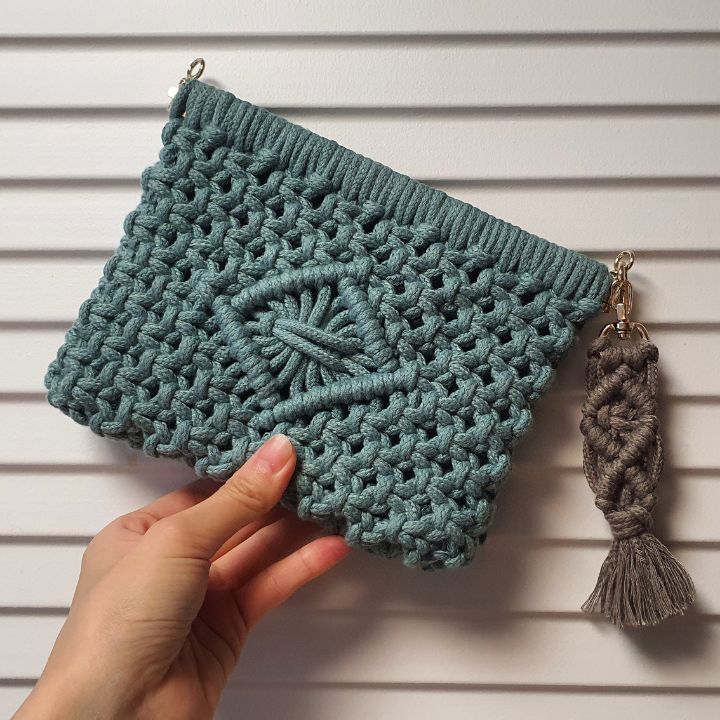 ▲직장인 윤지아 씨가 마크라메로 직접 만든 파우치. 1년 전 취미로 마크라메를 시작한 그는 가방, 인테리어 소품, 파우치 등 실생활에 쓰는 다양한 물건을 마크라메로 만들었다. (사진제공=윤지아)