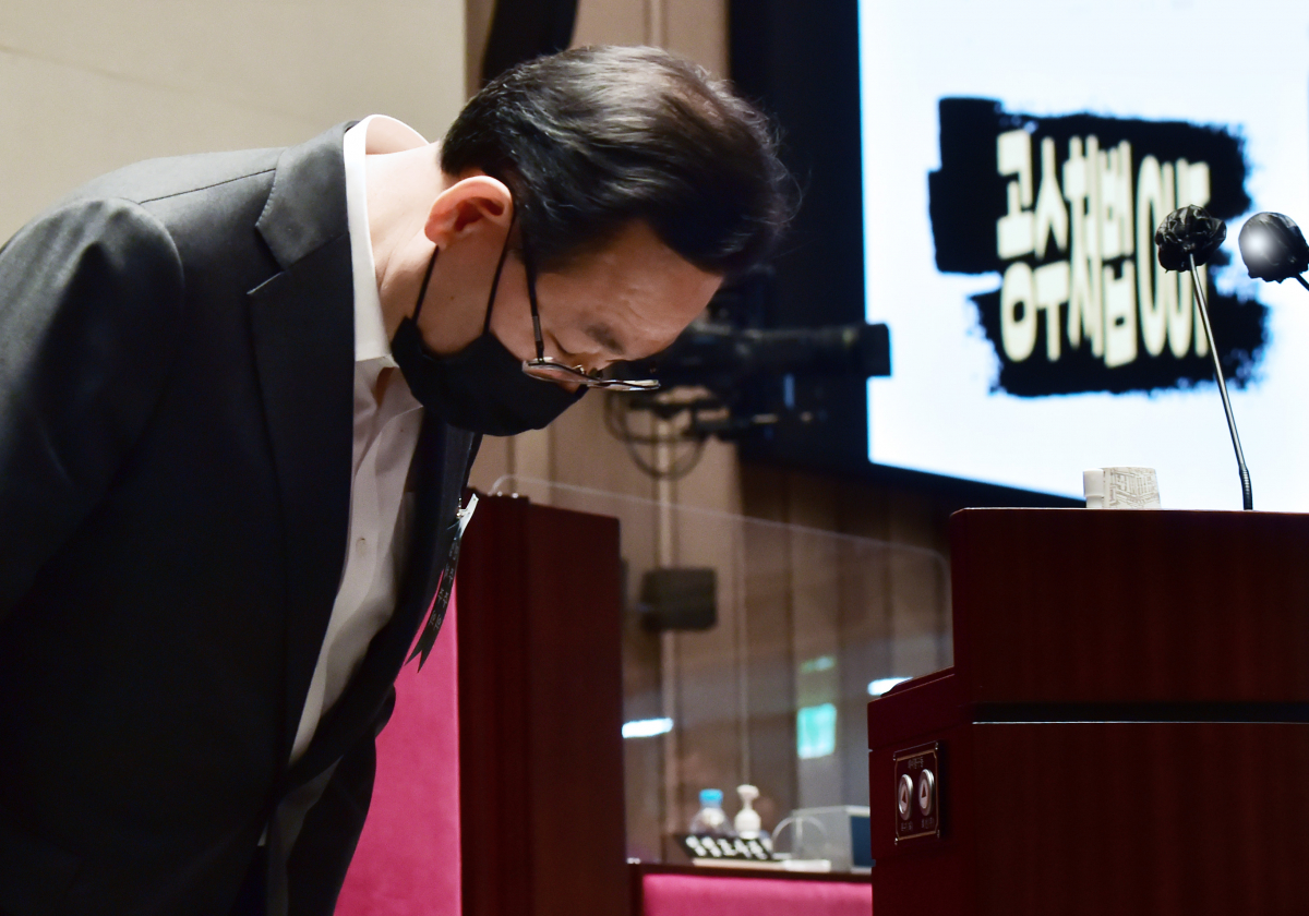 ▲주호영 국민의힘 원내대표가 8일 국회에서 공수처법 개정안의 법사위 통과 뒤 열린 의원총회에서 발언을 마치고 인사하고 있다. (연합뉴스)