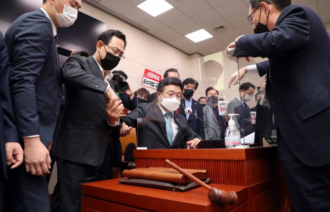 ▲윤호중 국회 법제사법위원장이 8일 법제사법위원회 전체회의에서 고위공직자범죄수사처(공수처) 설치 및 운영에 관한 법률 일부개정법률안을 통과시키려 하자 국민의힘 주호영 원내대표와 의원들이 항의하고 있다. (연합뉴스)