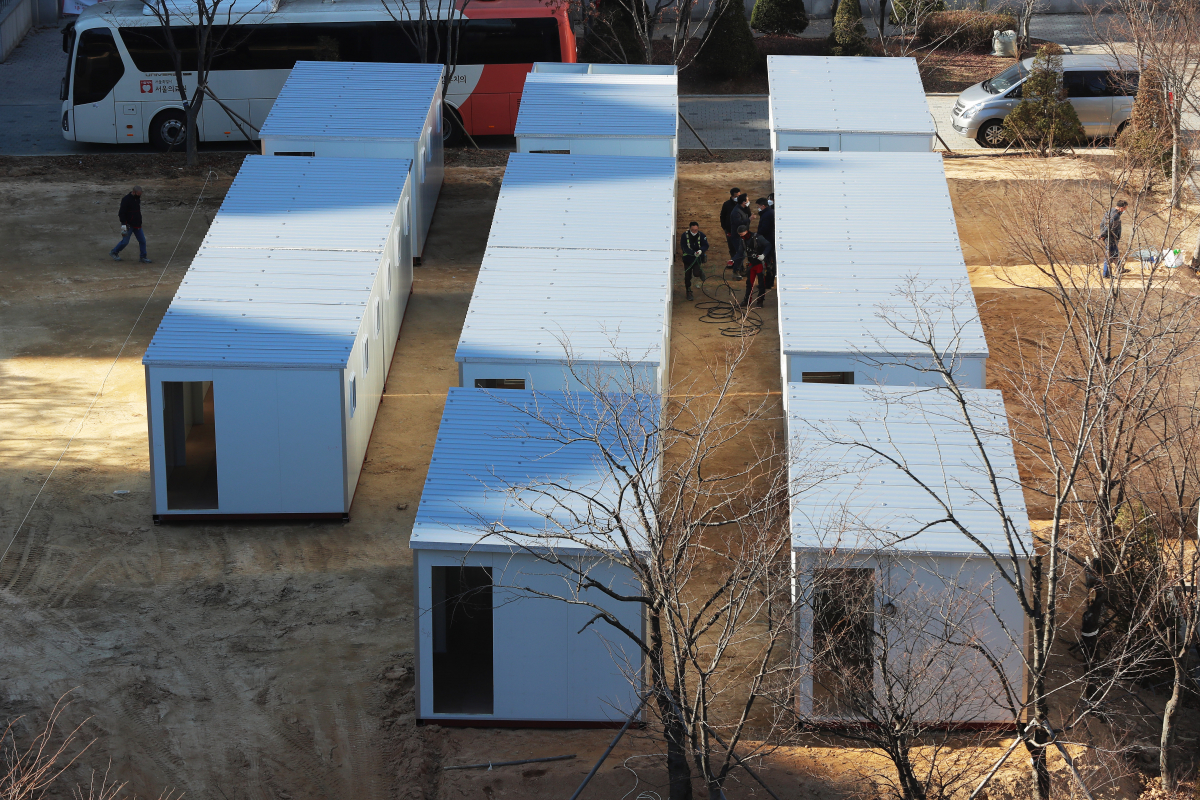 ▲8일 오후 서울 중랑구 서울의료원 본원에 코로나19 확산으로 인한 병상 부족을 막기 위해 컨테이너식 이동병상이 설치되고 있다. (연합뉴스)