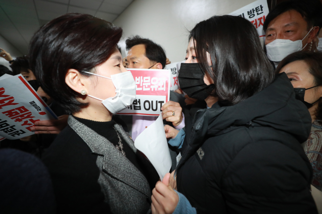 ▲국민의힘 의원들이 공수처법 개정에 반대하며 농성 중인 7일 국회 법제사법위원회 법안심사제1소위 회의실 앞에서 배현진 의원(오른쪽)이 더불어민주당 소속 백혜련 법사위 법안심사1소위원장을 막아 서고 있다.   (연합뉴스)