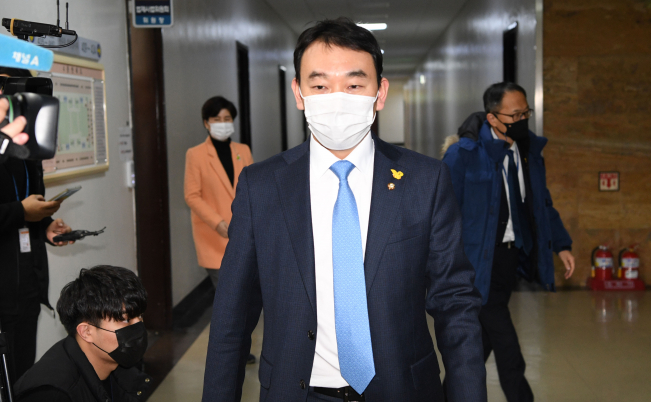 ▲더불어민주당 김용민 의원이 작년 11월 26일 국회에서 열린 법세사법위원회 법안심사제1소위원회 회의에 참석하고 있다.  (연합뉴스)