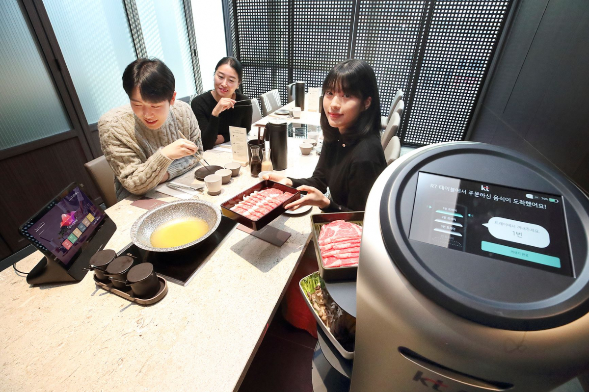 ▲모델이 ‘모던 샤브 하우스 광화문D타워점’에서 KT의 외식업계 디지털 혁신(DX) 시범 서비스를 체험하고 있다. (사진제공=KT)
