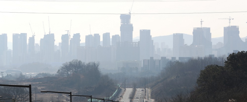 ▲세종시 아파트값이 국회 세종의사당 설계비 확정 소식에 또다시 들썩이고 있다. 사진은 아파트가 밀집한 세종시 일대 모습.
 (사진 제공=세종시 )