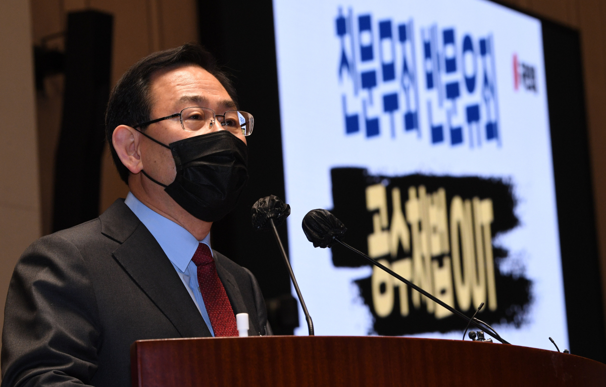 ▲주호영 국민의힘 원내대표가 9일 오전 국회에서 열린 비상의원총회에서 민주당의 태도를 두고 "참담한 날치기 입법 사기"라며 비판했다. (연합뉴스)