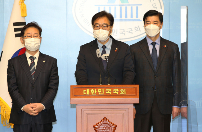 ▲더불어민주당 박범계 행정수도추진단 부단장(왼쪽부터), 우원식 단장, 이해식 간사가 9일 오전 서울 여의도 국회 소통관에서 '더불어민주당 국가균형발전 및 행정수도완성 추진단 브리핑'을 하고 있다. (연합뉴스)