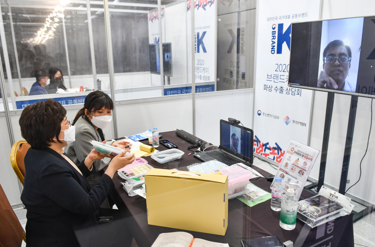▲5월 20일 서울 강남구 코엑스에서개최된 ‘브랜드K 선정기업 온라인 화상 수출 상담회’에 참가한 국내 기업이 바이어와 화상으로 상담을 하고 있다.  (사진제공=무역협회)