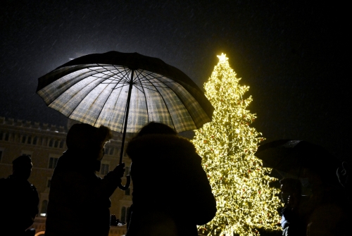 ▲이탈리아 로마의 베네치아광장에서 8일(현지시간) 행인 두 명이 크리스마스 트리를 보고 있다. 크리스마스를 집에서 보내는 사람들이 늘면서 트리 매출이 크게 늘었다고 뉴욕타임스(NYT)가 보도했다. 로마/EPA연합뉴스