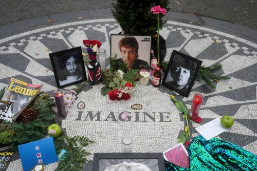 ▲미국 뉴욕 센트럴파크의 스트로베리 필즈에 존 레논을 추모하기 위한 꽃들이 놓여 있다. 뉴욕/로이터연합뉴스