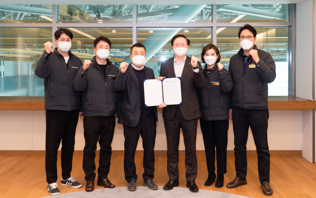 ▲우기홍 대한항공 사장(오른쪽에서 세번째)과 최대영 일반노조 위원장(네번째)를 비롯한 노사 관계자들이 기념 촬영을 하고 있다.  (사진제공=대한항공)