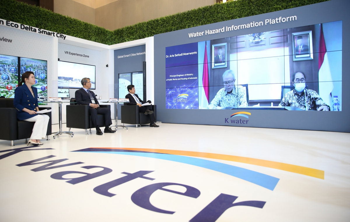 ▲9일 열린 '2020 글로벌 코리아 박람회'에서 박재현 한국수자원공사 사장(가운데)이 화상 세미나로 진행된 '기후변화 대응 특별세션'에 참여해 전문가들과 논의를 하고 있다. (사진제공=한국수자원공사)