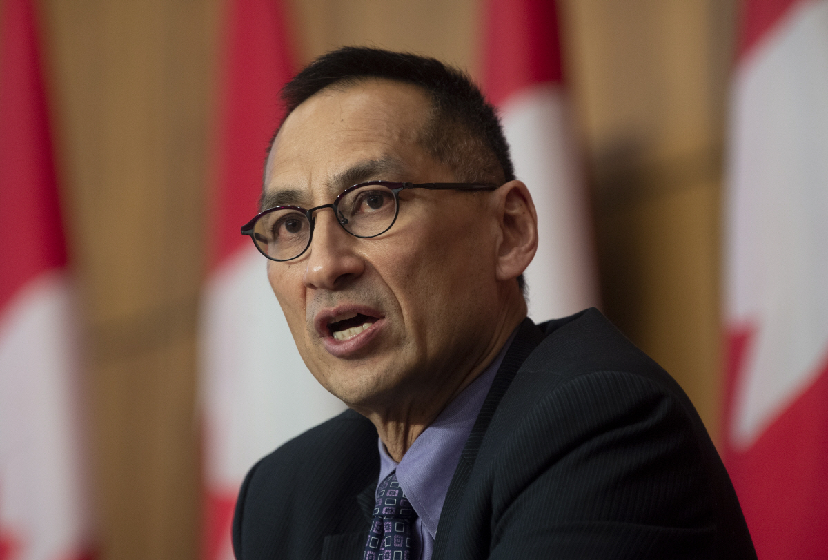 ▲하워드 뉴 캐나다 차석 공중보건관이 9일(현지시간) 수도 오타와에서 신종 코로나바이러스 감염증(코로나19) 백신에 관한 기자회견을 하고 있다.  오타와/AP연합뉴스
