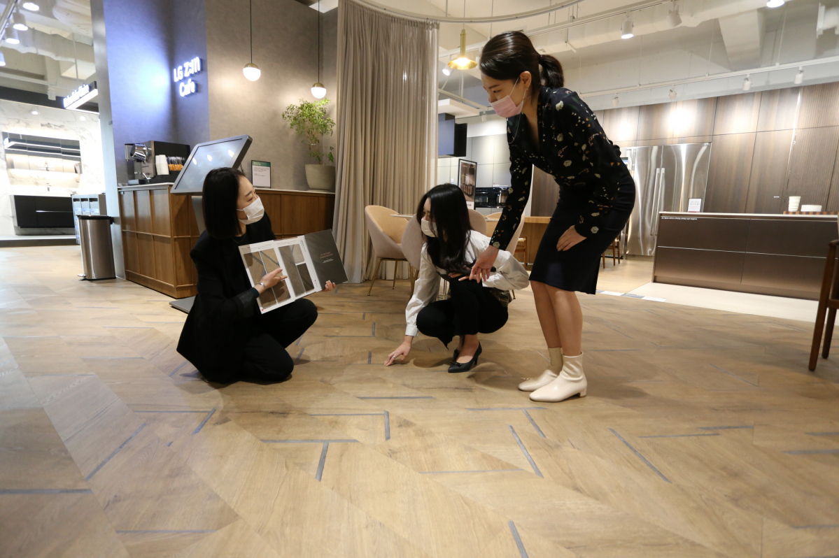 ▲논현동 가구거리에 있는 'LG Z:IN 인테리어 지인스퀘어 강남' 전시장에서 고객들이 'LG Z:IN 프레스티지 아티스트리' 제품을 보고 있다. (사진제공=LG하우시스)