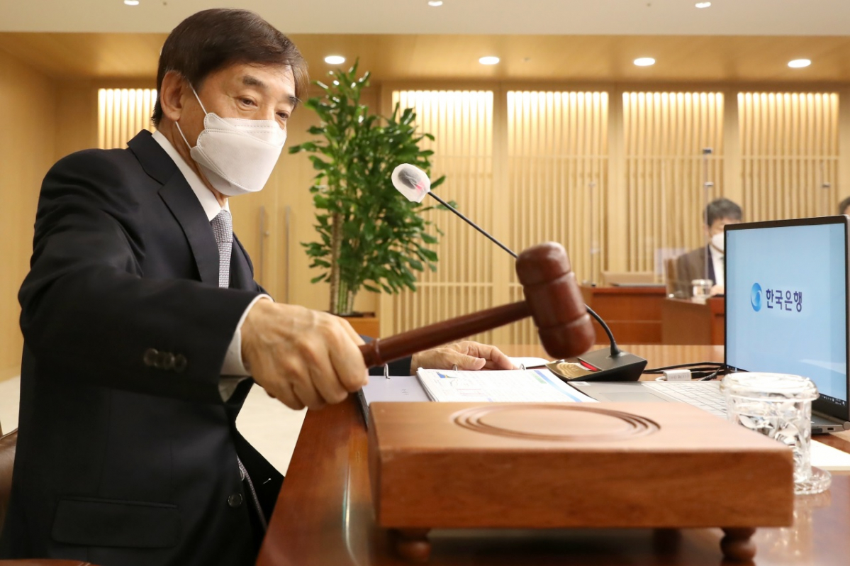 ▲한국은행은 25bp 기준금리 인하가 당해년도 GDP를 0.06%, 소비자물가를 0.03% 각각 끌어올리는 효과가 있다고 전했다. 또, 25bp 시장금리 하락은 저소득층(-1.2%)을 중심으로 이자부담을 완화시킨다고 봤다. (한국은행)