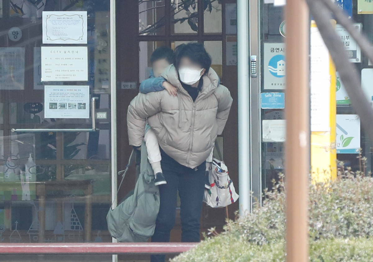▲코로나19 확진자가 나온 구미 지역의 어린이집에서 교사와 어린이 등 150명이 전원 음성 판정을 받았다. 사진은 지난 2월 서울의 한 어린이집에서 보호자가 원생을 업고 나오는 모습. (뉴시스)