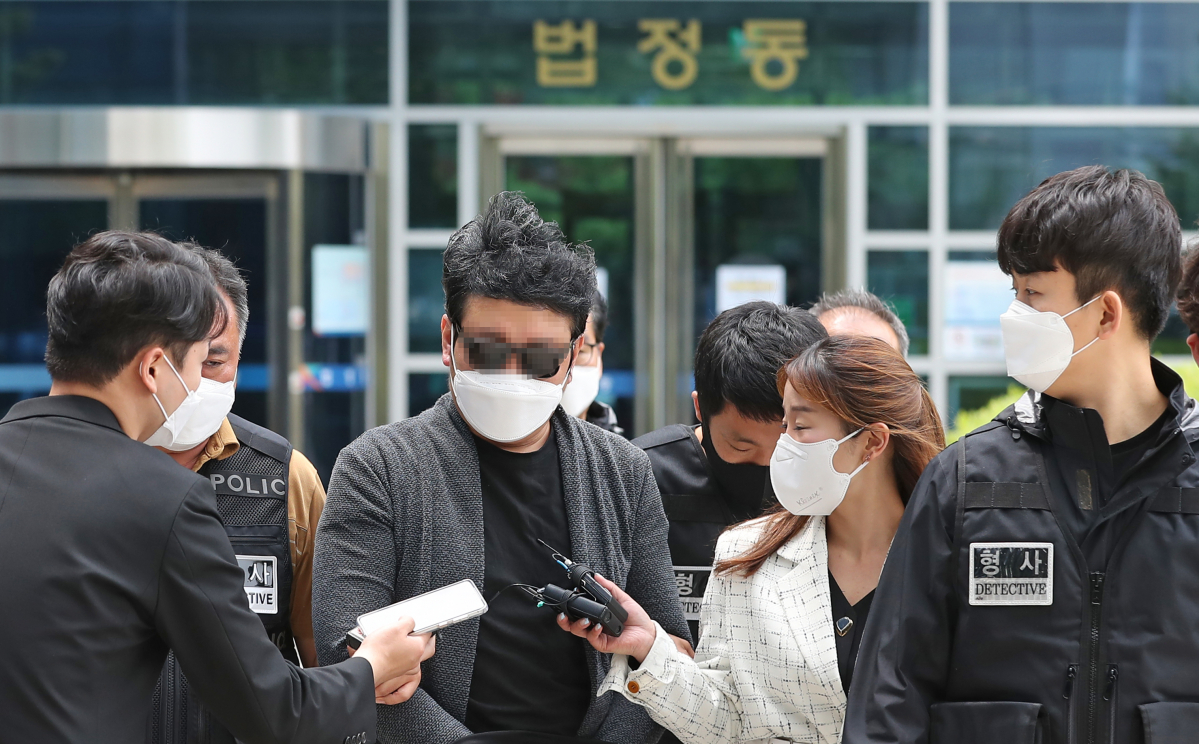 ▲강북구 아파트 경비원 고 최희석 씨를 폭행한 혐의를 받는 주민이 지난해 5월 22일 오전 구속 전 피의자 심문(영장실질심사)을 마친 후 서울 도봉구 서울북부지법을 나서고 있다. (연합뉴스)