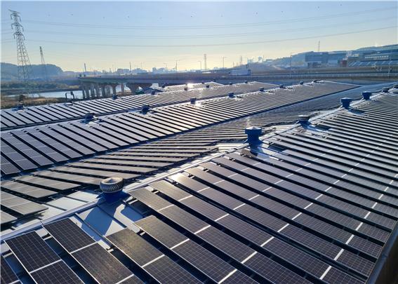 ▲한국동서발전이 울산 지역 산업단지에 설치한 지붕 태양광 모습 (사진제공=한국동서발전)