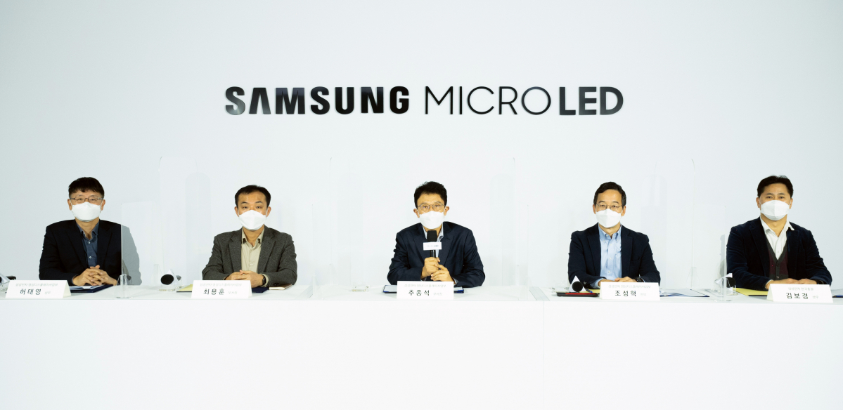 ▲삼성전자가 마이크로 LED TV 신제품을 웨비나(Webinar)를 통해 소개하고 있다. 사진 왼쪽부터 허태영 상무(영상 디스플레이사업부), 최용훈 부사장(영상디스플레이사업부 개발팀장), 추종석 부사장(영상디스플레이사업부 영상전략마케팅팀장), 조성혁 전무(영상디스플레이사업부), 김보경 상무(한국총괄) (사진제공=삼성전자)