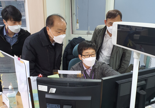 ▲소상공인시장진흥공단 조봉환 이사장이 9일 온라인으로 실시한 2000만원 긴급대출 접수 처리 상황 점검을 하고 있다.