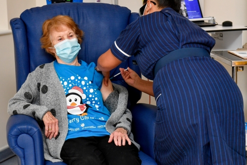 ▲화이자-바이오엔테크의 코로나19 백신을 영국 내 최초로 접종하는 90세 할머니. 코번트리/로이터연합뉴스