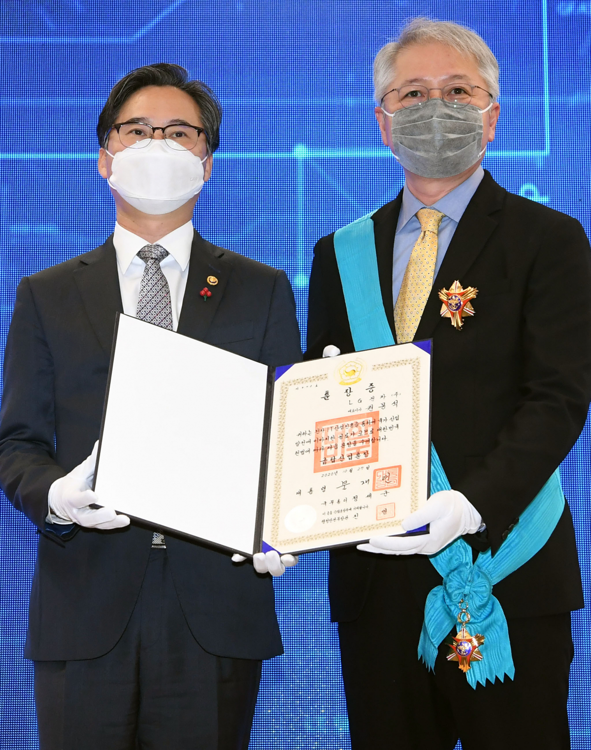 ▲10일 서울 강남구 코엑스에서 열린 제15회 전자IT의 날 기념식에서 권봉석 LG전자 사장(오른쪽)이 금탑산업훈장을 전수받은 후 박진규 산업통상자원부 차관과 기념촬영을 하고 있다. 연합뉴스