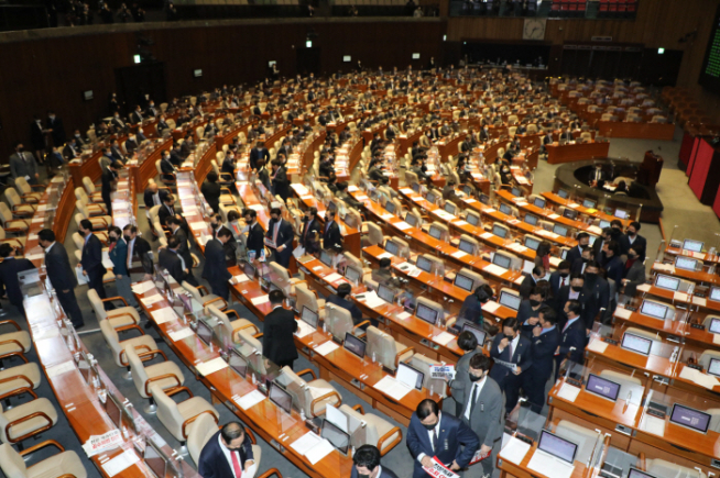 ▲국민의힘 의원들이 10일 국회에서 열린 본회의에서 고위공직자범죄수사처 설치 및 운영에 관한 법률 일부개정법률안(공수처법)이 가결되자 본회의장에서 퇴장하고 있다. (연합뉴스)