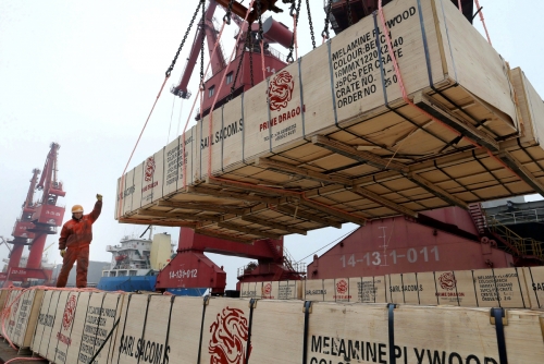 ▲중국 장쑤성 롄윈강 항구에서 지난해 2월 13일(현지시간) 노동자가 화물 적재 작업을 하고 있다. CNN은 10일 중국 국유 기업의 연이은 채무불이행이 글로벌 경제에 타격을 줄 수 있다고 보도했다. 롄윈강/로이터연합뉴스

