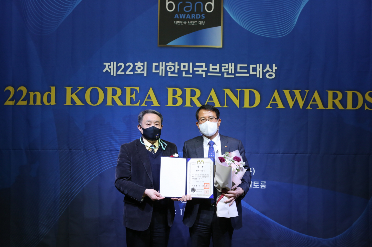 ▲10일 서울시 서대문구에 있는 핀란드타워에서 열린 ‘제22회 대한민국브랜드대상’에서 SK매직 류권주 대표가 ‘대통령상’을 수상한 후 기념촬영을 하고 있다. (왼쪽부터) 산업정책연구원 조동성 이사장, SK매직 류권주 대표. (사진제공=SK매직)