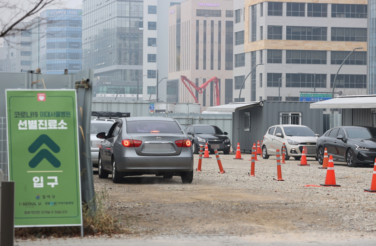 ▲1일 오전 서울 강서구 이대서울병원 코로나19 드라이브스루 선별진료소에 차량들이 줄지어 순서를 기다리고 있다.  (연합뉴스)