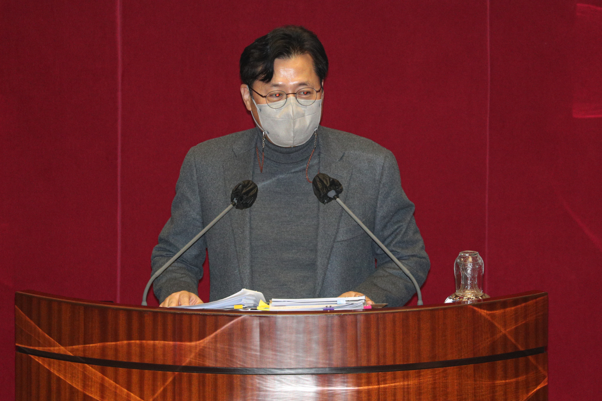 ▲홍익표 더불어민주당 의원이 11일 오전 서울 여의도 국회에서 열린 본회의에서 국가정보원법 전부개정법률안에 대한 무제한토론을 하고 있다. (연합뉴스)