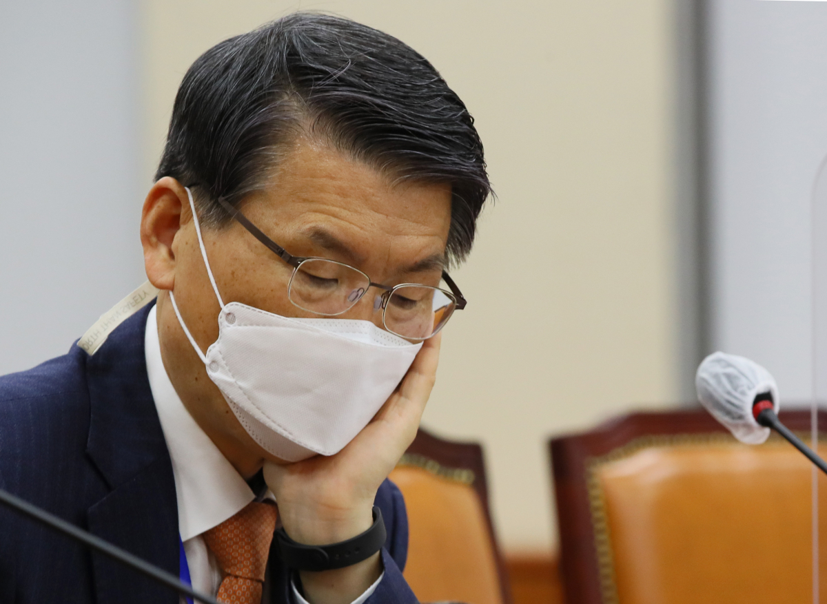 ▲은성수 금융위원장이 7일 밤 국회에서 열린 정무위원회 전체회의에 출석하고 있다. (연합뉴스)