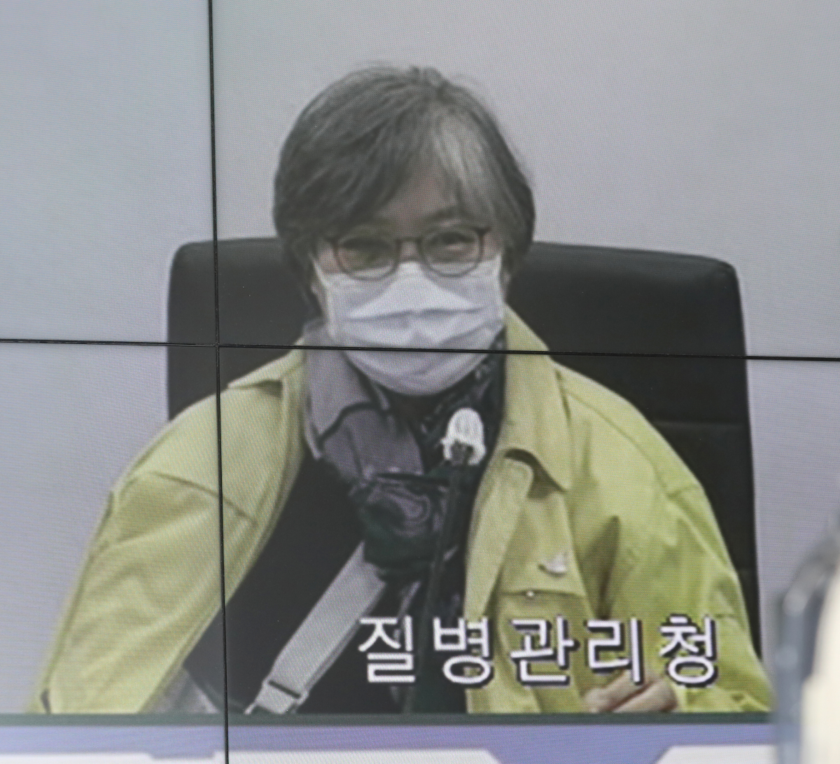 ▲국내 신종 코로나바이러스 감염증(코로나19) 방역 대응을 진두지휘해 온 정은경 질병관리청장이 8일 오후 영상으로 열린 수도권 코로나19 상황점검회의에 오른쪽 어깨를 깁스한 채 참석해 자리에 앉아 있다. (연합뉴스)