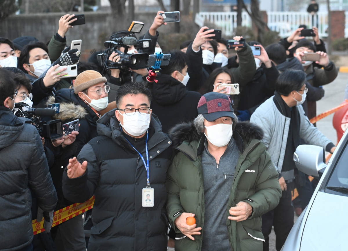 ▲아동 성폭행 혐의로 징역 12년을 복역 후 출소한 조두순이 12일 오전 경기도 안산준법지원센터에서 행정절차를 위해 이동하고 있다.  (뉴시스)