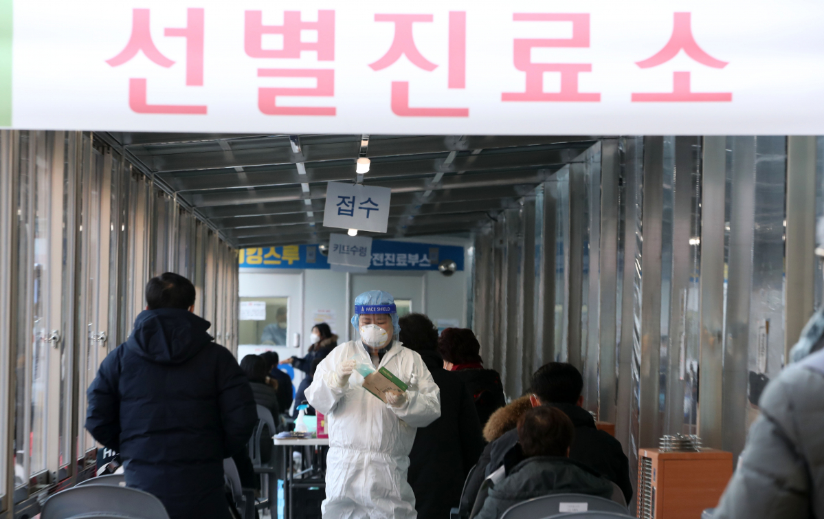 ▲서울 동대문구보건소 내 선별진료소에서 지난 9일 오전 시민들이 검사를 받기 위해 대기하고 있다. (뉴시스)