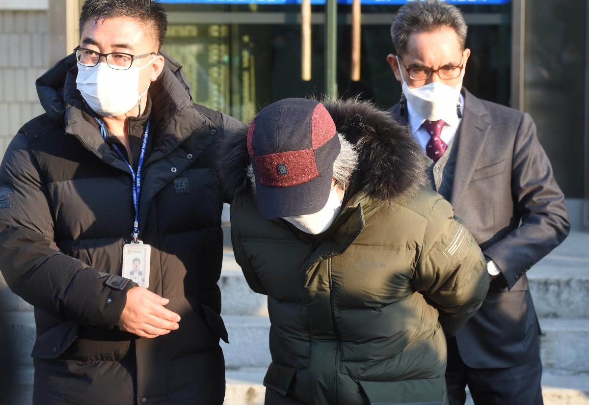 ▲아동 성폭행 혐의로 징역 12년을 복역 후 출소한 조두순이 12일 오전 경기도 안산준법지원센터에서 행정절차를 마치고 허리 숙여 인사하고 있다. (뉴시스)