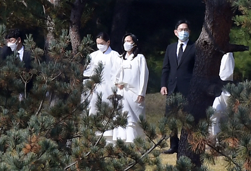 ▲고 이건희 삼성그룹 회장 발인이 엄수된 10월 28일 경기 수원시에 위치한 가족 선영으로 이재용 부회장, 이부진 호텔신라 사장, 이서현 삼성복지재단 이사장이 도착하고 있다. (뉴시스)