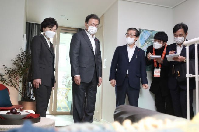 ▲문재인 대통령이 11일 오전 경기 화성시 LH 임대주택 100만호 기념단지인 동탄 공공임대주택에서 김현미 국토교통부 장관(왼쪽), 변창흠 국토교통부 장관 후보자(왼쪽 세번째, 현 LH 사장)와 함께 '살고 싶은 임대주택 현장점검'을 하고 있다. (연합뉴스)