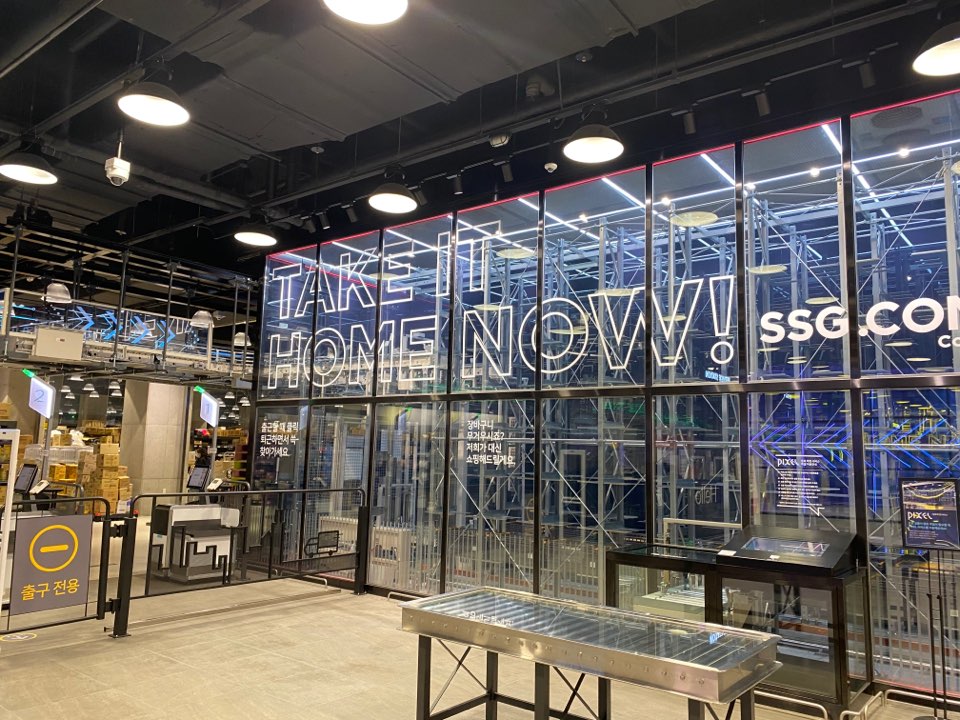 ▲이마트의 EOS 청계천점의 픽업서비스 '픽셀'. 모바일로 주문 후 2시간 뒤 상품을 찾으러 오면 매장 내부에 설치된 로봇이 고객에게 물품을 전달한다. (김혜지 기자 heyji@)