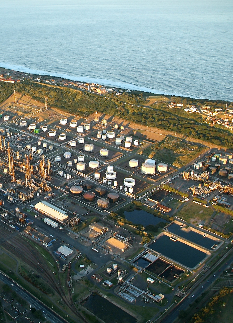 ▲남아공 엔겐의 정유시설 전경 (출처=엔겐 홈페이지)