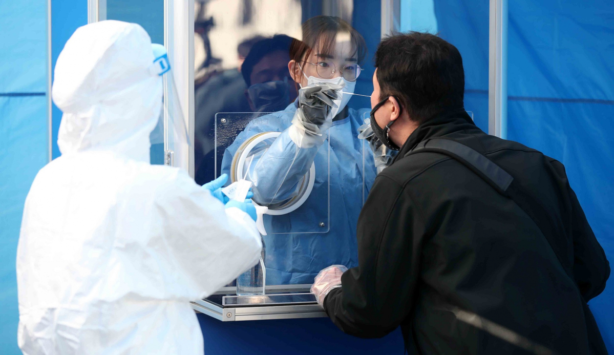 ▲수능 다음날인 지난 4일 서울 종로구 서울시교육청에 설치된 코로나19 선별진료소에서 의료진이 분주히 움직이고 있다. (뉴시스)