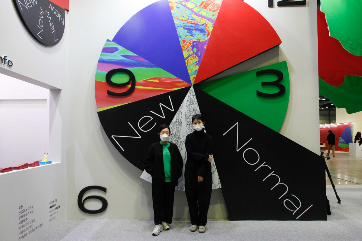 ▲제19회 서울디자인페스티벌 아트디렉터로 나선 이예주(왼쪽), 최경주 디자이너가 두 사람이 협업한 키 비주얼 앞에서 인터뷰에 앞서 포즈를 취하고 있다. (사진제공=서울디자인페스티벌)