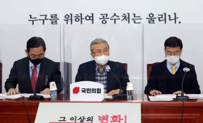 ▲김종인 국민의힘 비상대책위원장은 13일 코로나19대책특위 긴급회의에서 "문 대통령과 정부는 올해 초부터 충분한 병상을 확보하겠다고 했는데 지난 10개월 간 도대체 무엇을 했나"라며 "1차 대유행 때보다 조금도 개선되지 않은 정부의 무능한 대응에 화가 날 지경"이라고 말했다. (연합뉴스)