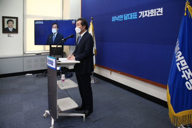 ▲이낙연 더불어민주당 대표는 13일 "민주당은 올해 정기국회와 이어진 임시국회에서 1987년 민주화 이후 가장 크고 가장 많은 개혁을 이뤄냈다"고 평가했다.
 (연합뉴스)