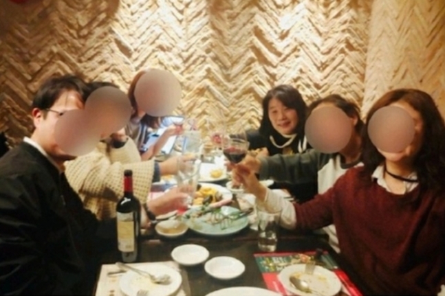 ▲7일 윤미향 의원이 게재한 와인 모임 사진. 현재 이 사진은 삭제된 상태다. (출처=윤미향 인스타그램 캡처)