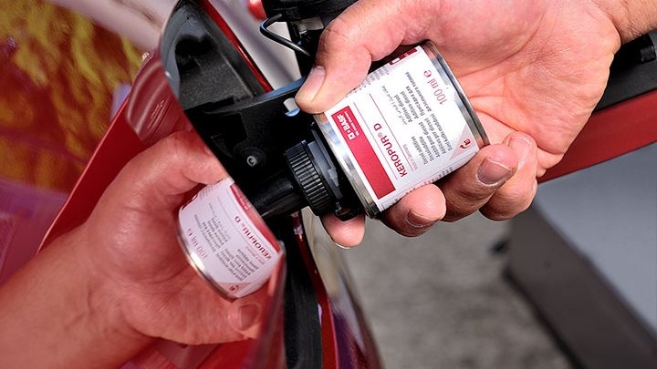 ▲바스프의 다목적 디젤 연료 첨가제 '케로퍼 D'를 넣고 있다. (사진제공=바스프)