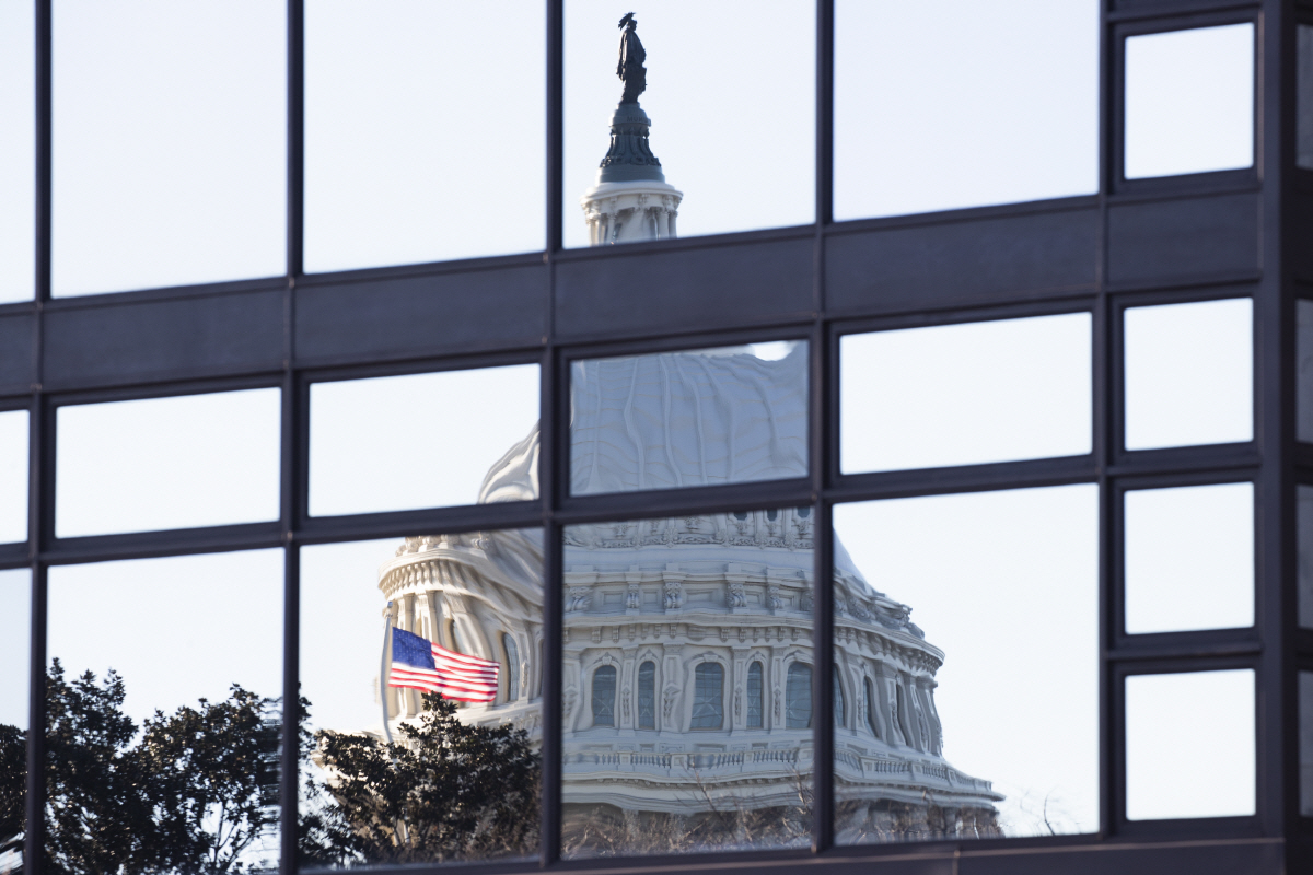 ▲8일(현지시간) 미국 워싱턴에서 국회의사당 건물이 유리창에 반사돼 보이고 있다. 워싱턴D.C./EPA연합뉴스
