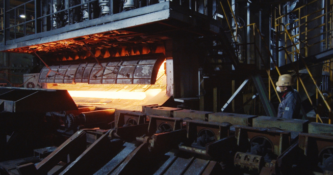 ▲SCR설비가 도입된 동국제강 신평공장 가열로에서 빌릿이 압연라인에 투입되고 있다. (사진제공=동국제강)