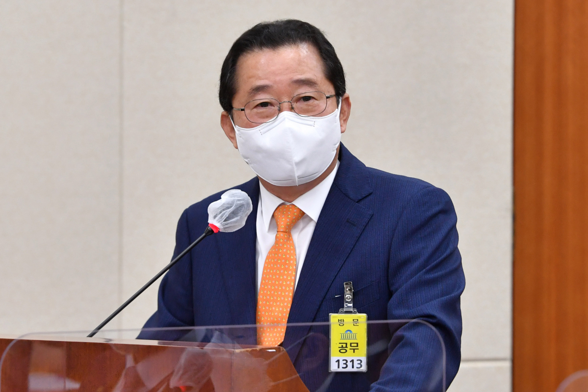 ▲조운호 하이트진로음료 사장이 지난 10월 8일 오후 서울 여의도 국회에서 열린 정무위원회의 공정거래위원회 등에 대한 국정감사에 증인으로 출석해 질의에 답변하고 있다. (공동취재사진) (뉴시스)