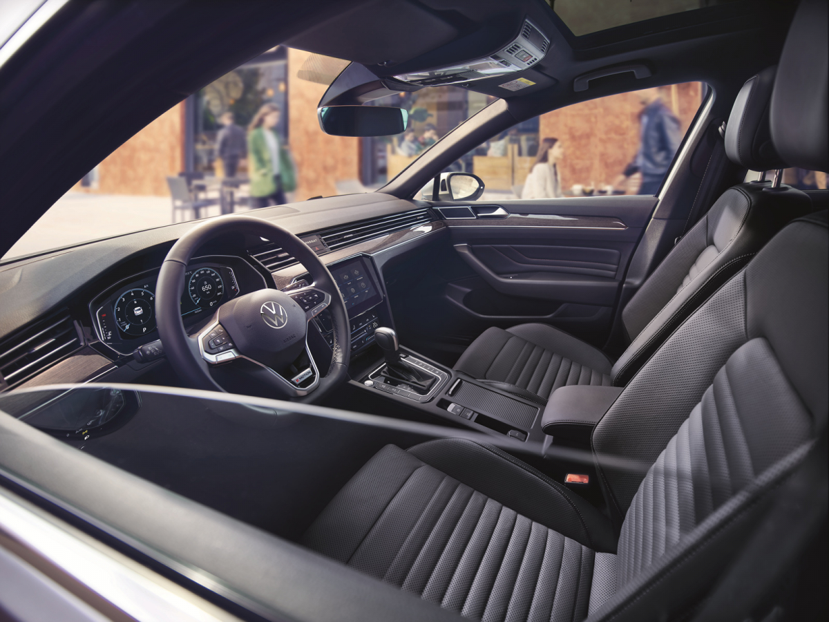 ▲신형 파사트 GT의 외관은 날렵하면서도 정제된 선이 특징이다. 이전 세대보다 길이(전장)가 10㎜ 더 길어졌고, 넓고 아늑한 실내 공간과 2열 폴딩 시 1152리터의 적재 공간을 자랑한다.  (사진제공=폭스바겐코리아)