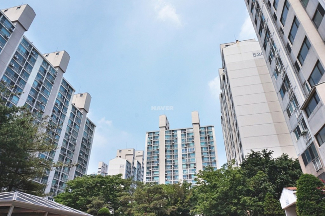 ▲경기 수원시 영통구 '신성신안쌍용진흥' 아파트(민영5단지) 전경.  (네이버부동산)